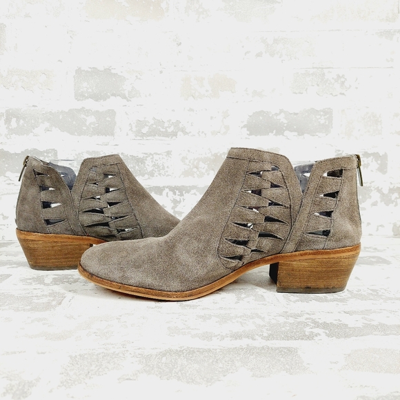 NEW Vince Camuto Peera Suede Cutout Ankle Bootie H922 - Picture 4 of 11